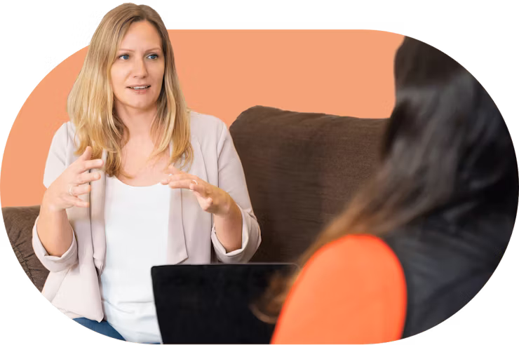 ExpressVPN medewerker praat met een collega